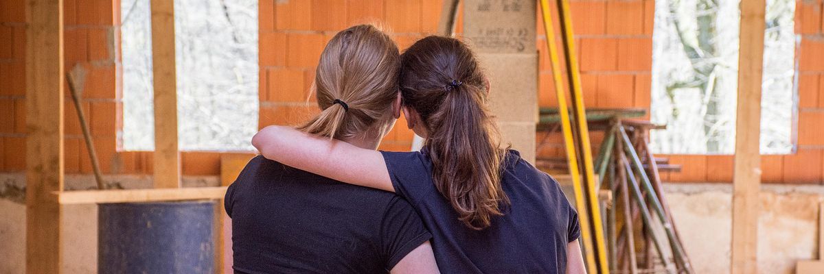 Kaksi ystävystä tutkii museota