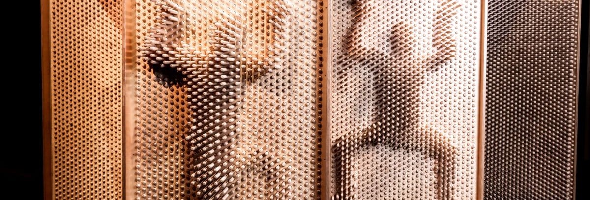 Superpuu-näyttelyn puisia ihmishahmoja