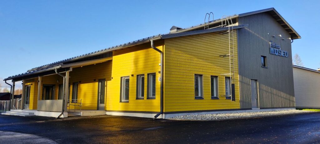 Aurinko heijastuu Pielisen museon uuden päärakennuksen kyljestä