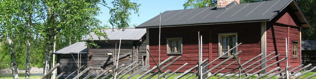 Pielisen museon ulkomuseoalueen rakennuksia ja aitaa