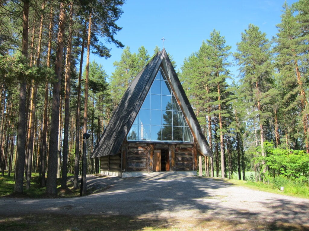 Paaterin kirkko kesällä