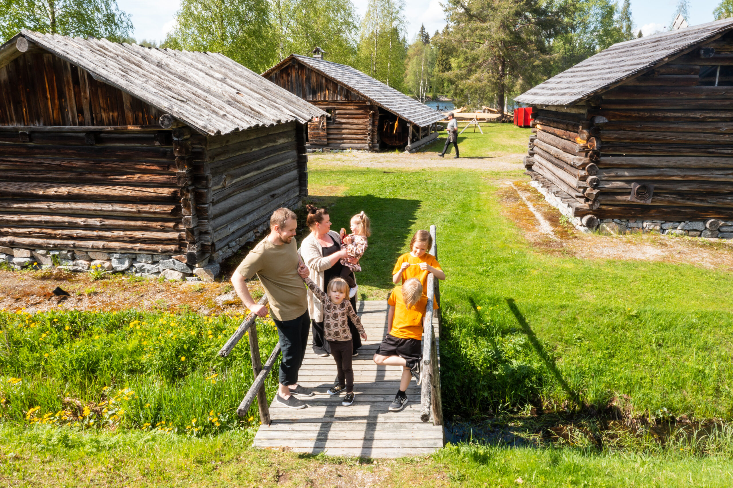 Perhe tutustumassa Pielisen museon ulkomuseoalueeseen