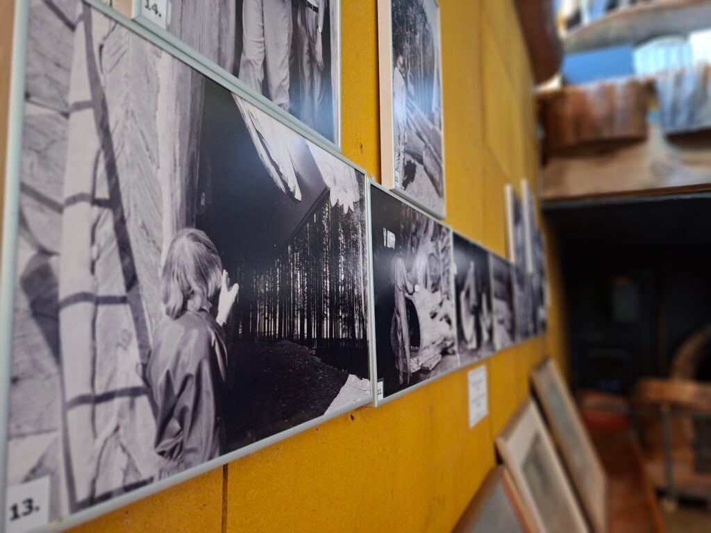 Mustavalkoisia kuvia Eva ja Paavo Ryynäsen vuosien varrelta seinällä