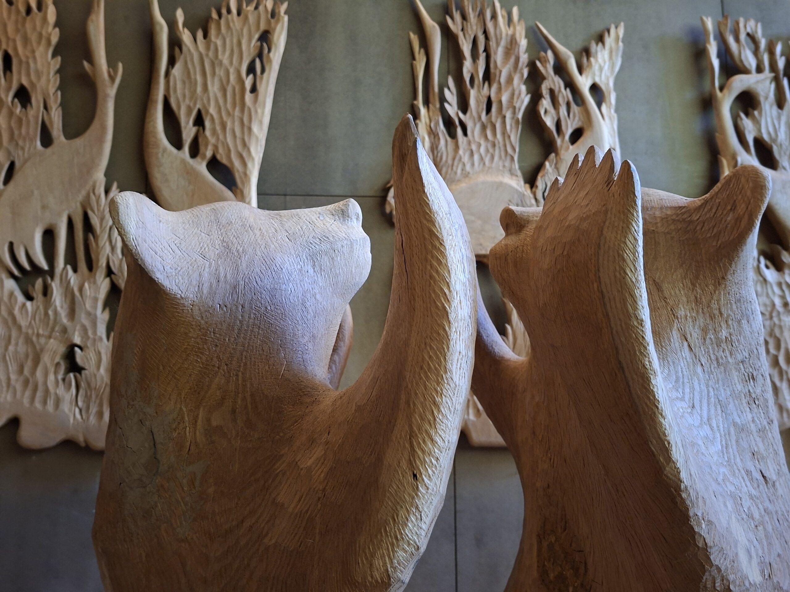 Eeva Ryynäsen puuveistoksessa tanssivat karhut