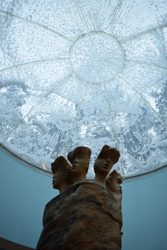 Paaterin kahvion luminen lasikatto sisältä kuvattuna