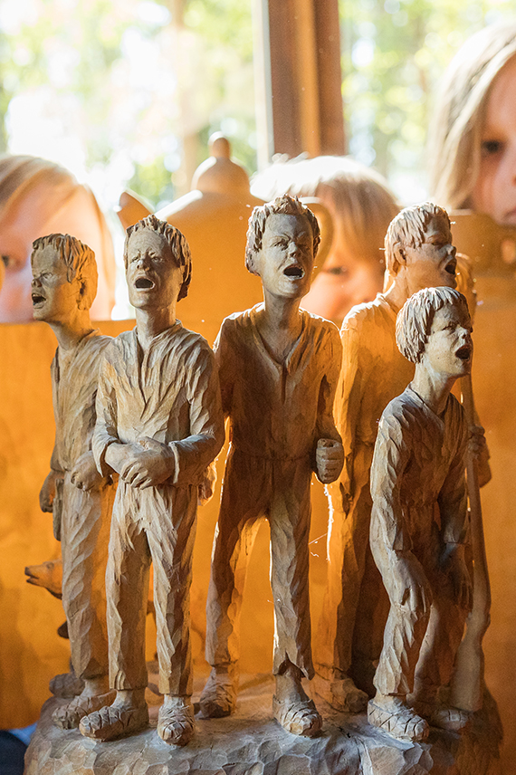 Lapset katselevat Eeva Ryynänen Seitsemän Veljestä -veistosta