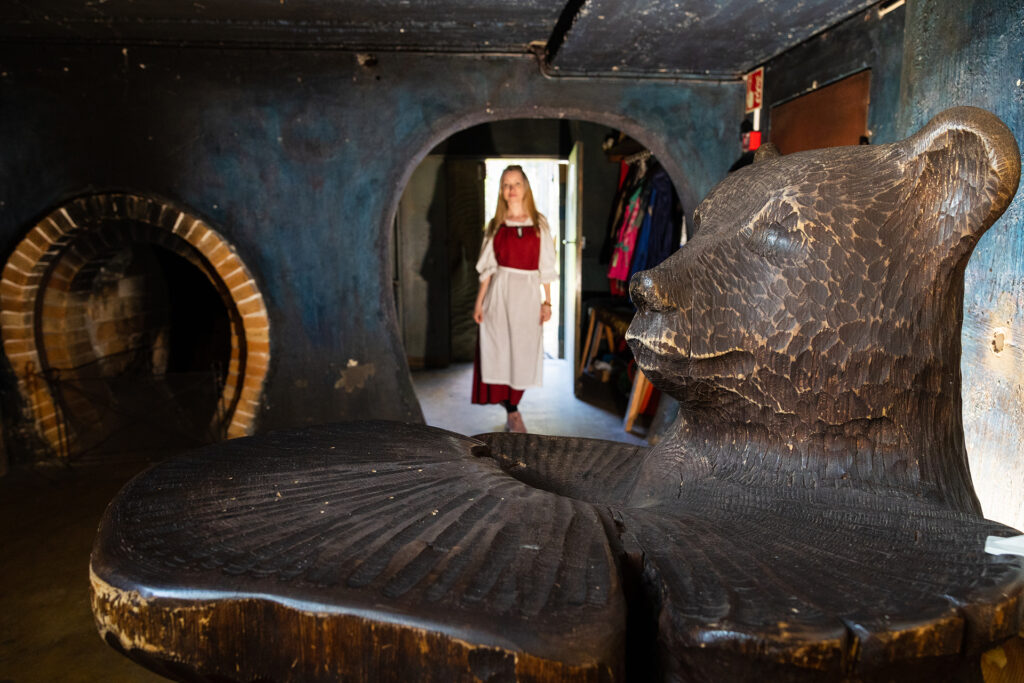 Paaterin sisätilat veistos karhusta etualalla