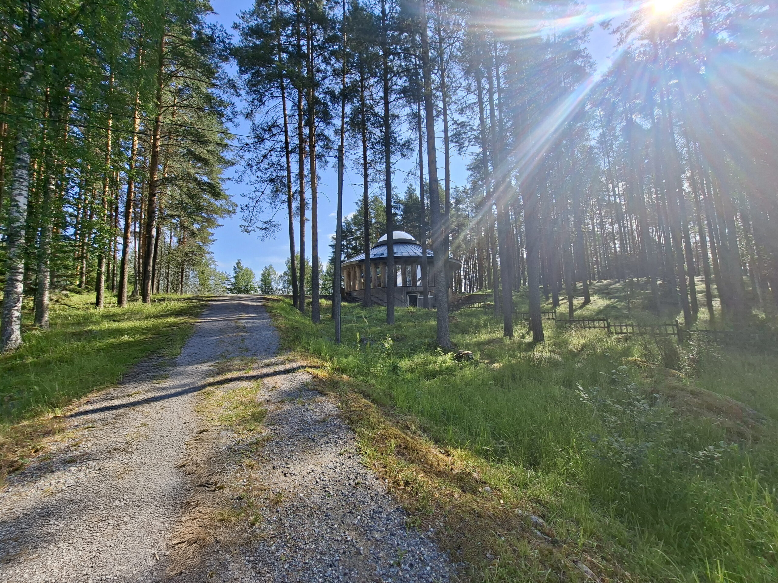 Paaterin galleria-kahvila kesällä aurinkoisena päivänä