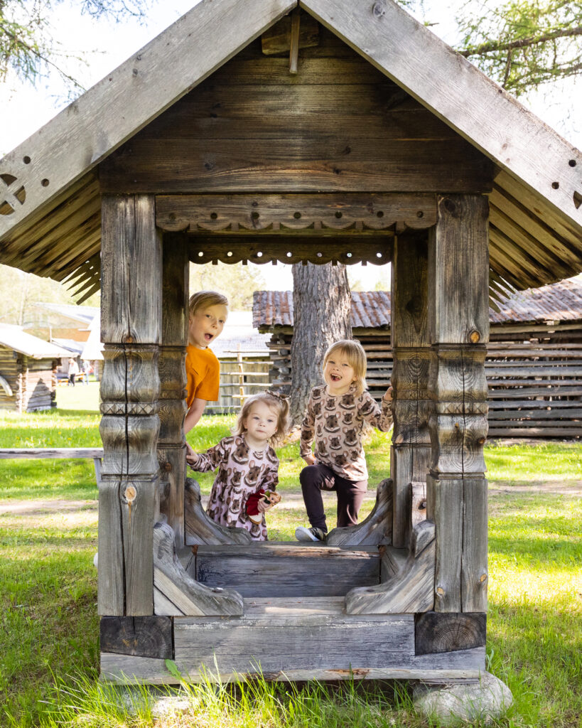 Lapset leikkivät Pielisen museolla. Kuva: Jarno Artika