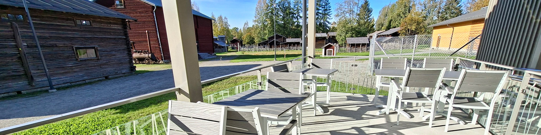 Pielisen museon kahvilan terassi syyspäivänä