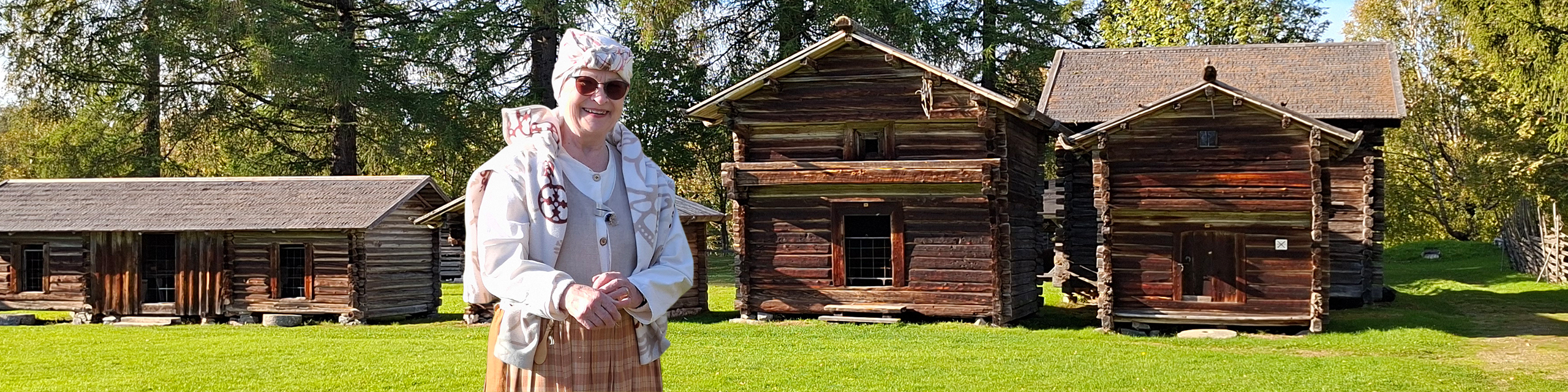 Pielisen museon opas aurinkoisena päivänä