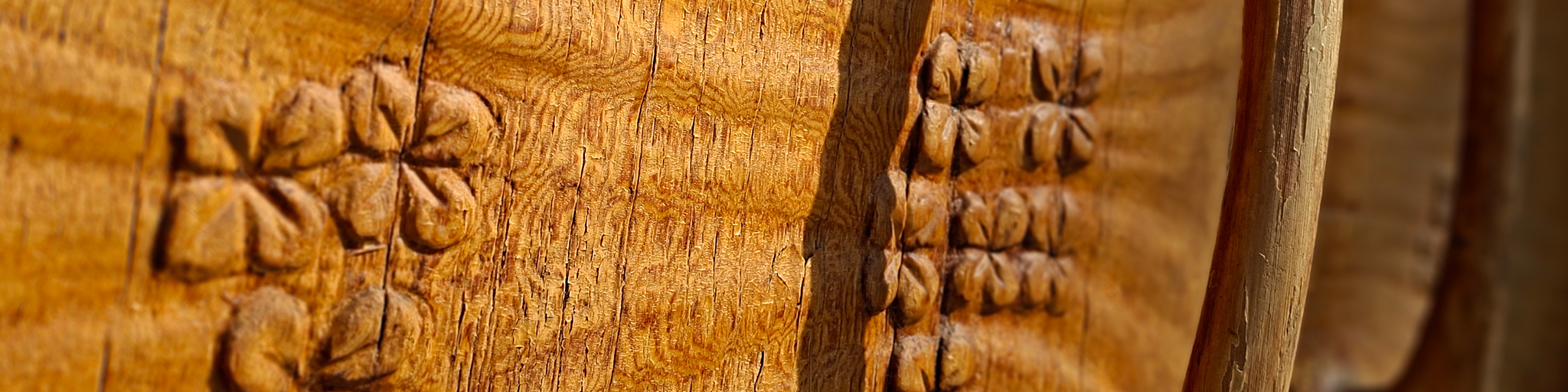 Yksityiskohtia puuveistoksista Paaterissa