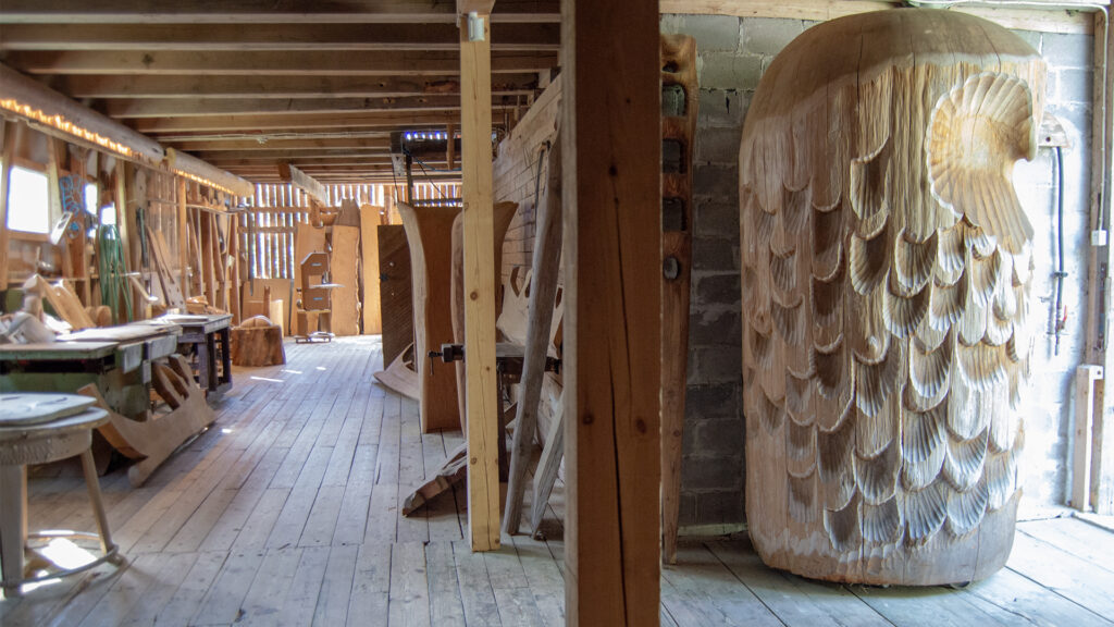 Eva Ryynäsen ateljee, suuri pöllöä esittävä veistos