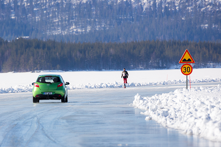 Auto ajaa Kolin jäätiellä