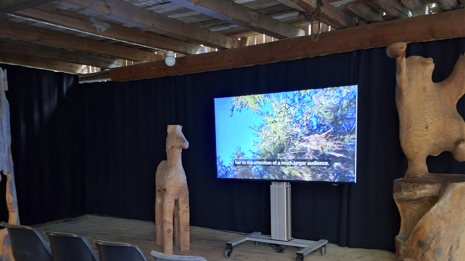 Paaterin Kauneuden kosketus-dokumentti pyörimässä ateljeessa