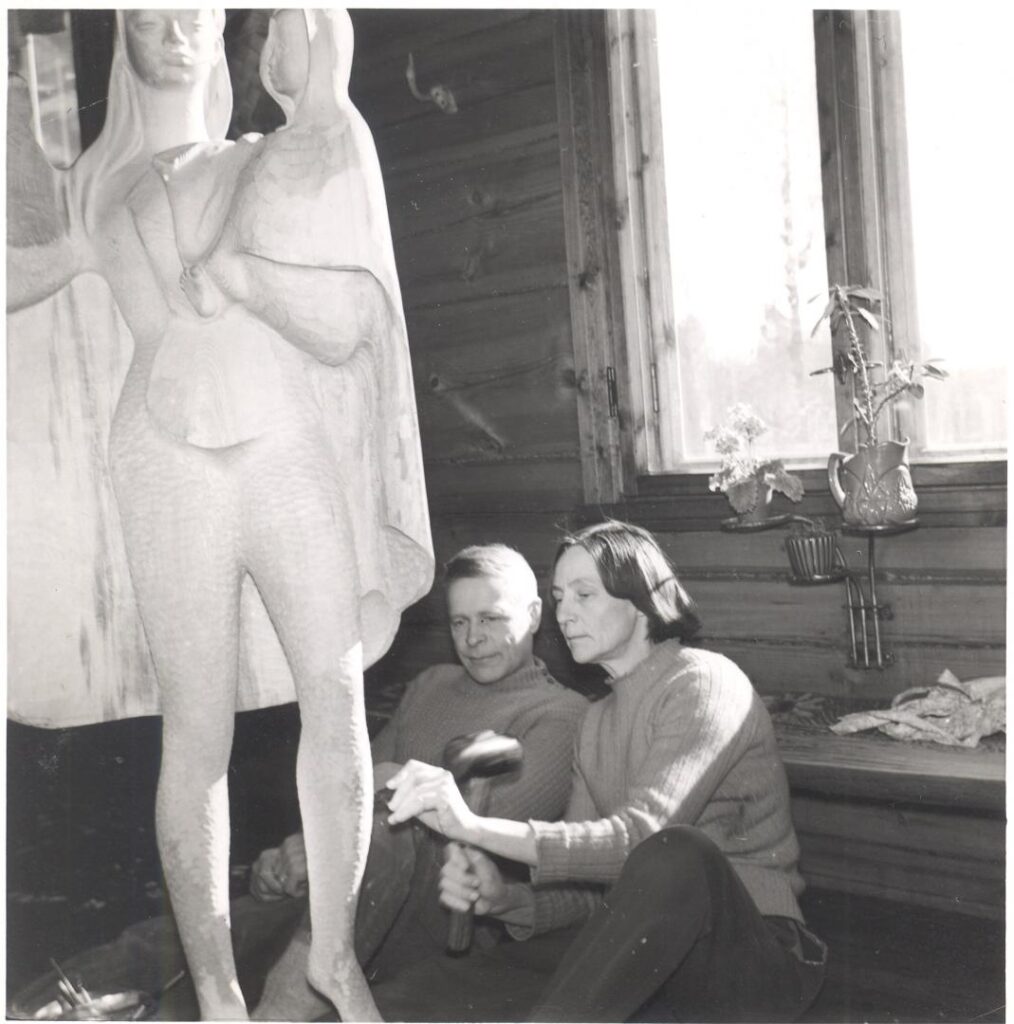 Eva Ryynänen veistää, Paavo Ryynänen katsoo vierestä