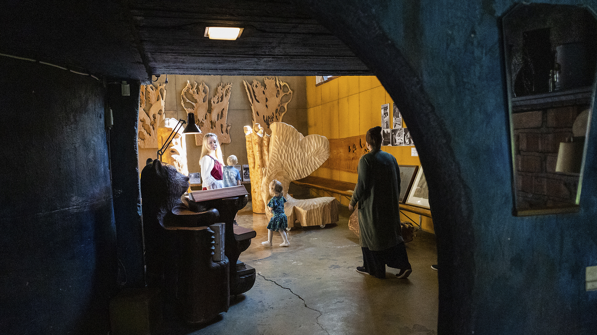 Kävijät tutkivat Paaterin ateljeeta