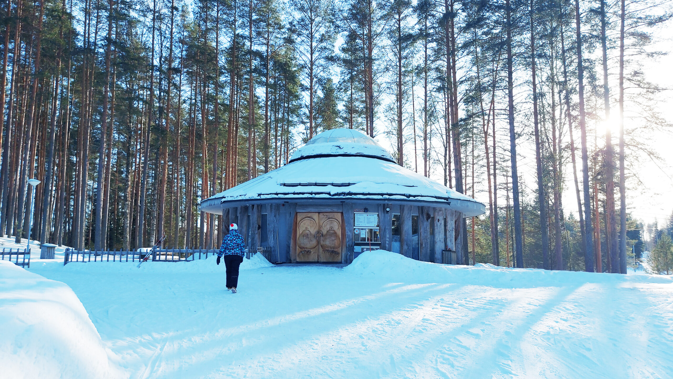 Paaterin luminen kahvilarakennus