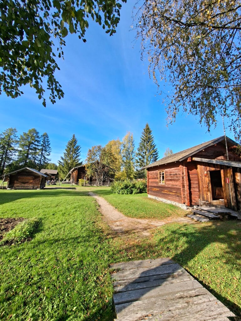 Pielisen museon ulkomuseon rakennuksia syksyllä