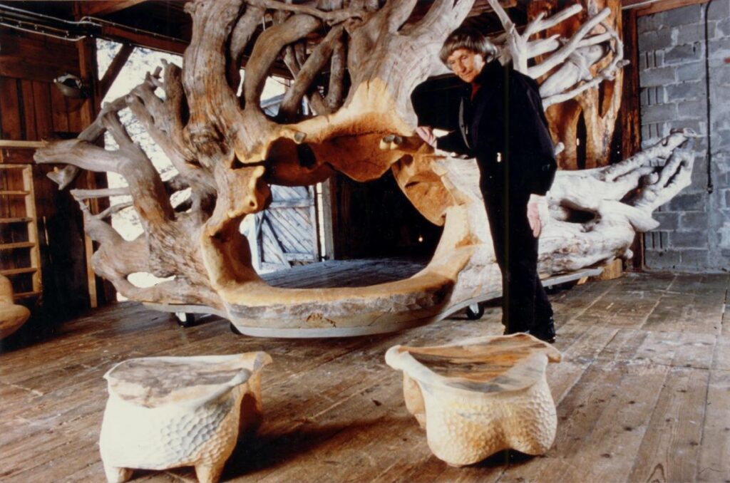 Eva Ryynänen ja hänen veistämänsä alttari sekä alttarijakkarat