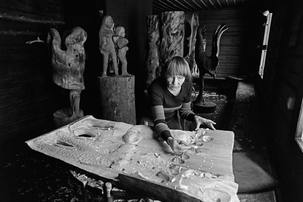 Kuvanveistäjä ateljeessaan keväällä 1975